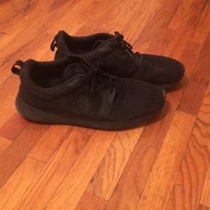 Black, mesh Nike tennis shoes